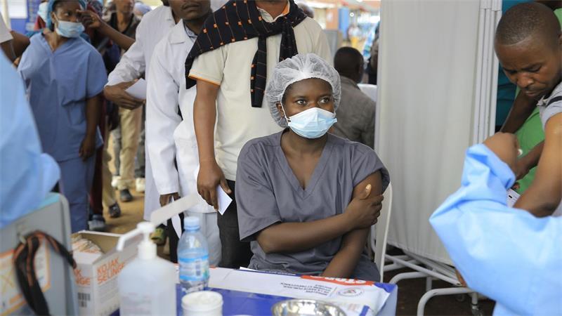 Kein Ende in Sicht bei Ebola – mehr als 10.000 Fälle Mitarbeiter des Gesundheitswesens sollen im Osten des Kongo eine Dosis des Ebola-Impfstoffs erhalten. (Archivbild)