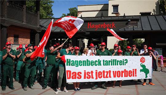 Mitarbeiter des Hamburger Tierparks Hagenbeck stehen bei einem Warnstreik vor dem Eingang des Zoos. Die Industriegewerkschaft Bauen-Agrar-Umwelt (IG BAU) hat die Angestellten zu dem zweistündigen Warnstreik aufgerufen um unter anderem über bessere Konditionen bei den Arbeitszeiten, Zuschlägen und Urlaubstagen zu verhandeln. Foto: Christian Charisius/dpa