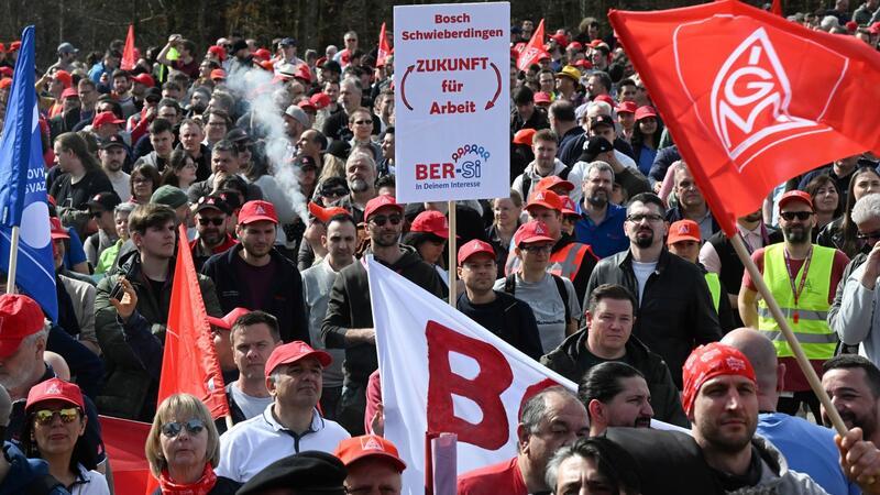 Bosch-Beschäftigte protestieren gegen Stellenabbau Mitarbeiter des Industriekonzerns Bosch bei einer Kundgebung der IG-Metall und des Bosch-Gesamtbetriebsrats in Gerlingen.