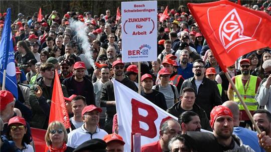 Mitarbeiter des Industriekonzerns Bosch bei einer Kundgebung der IG-Metall und des Bosch-Gesamtbetriebsrats in Gerlingen.