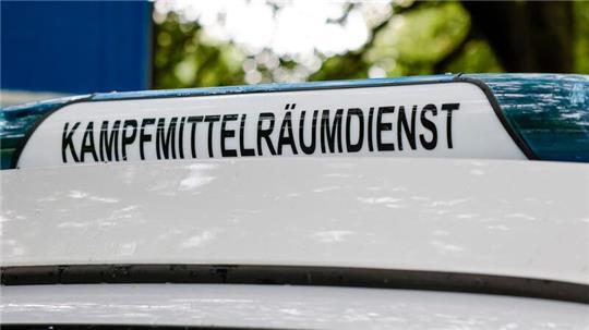 Mitarbeiter des Kampfmittelräumdienstes bergen in Glücksburg eine beschädigte Phosphorgranate. (Symbolbild)