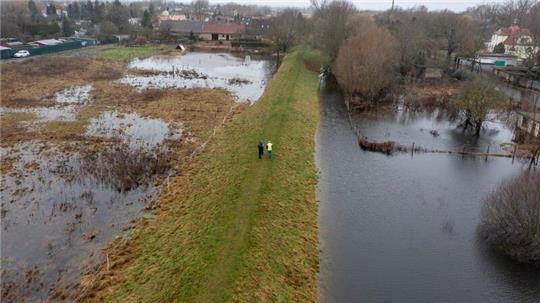 Mitarbeiter des Landesbetriebs für Hochwasserschutz in Wolmerstedt in Sachsen-Anhalt laufen einen Deich ab.