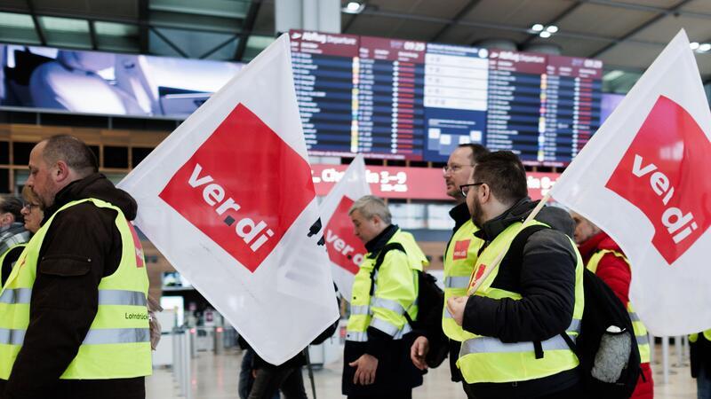 Weitere Warnstreikwelle beginnt am Flughafen Hannover Mitarbeiter des Luftsicherheitspersonals demonstrieren in der Abflughalle im Terminal 1 des Flughafens BER.
