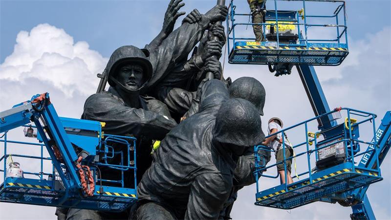 Mitarbeiter des National Park Service reinigen das United States Marine Corps War Memorial (Iwo-Jima-Denkmal) in Arlington.