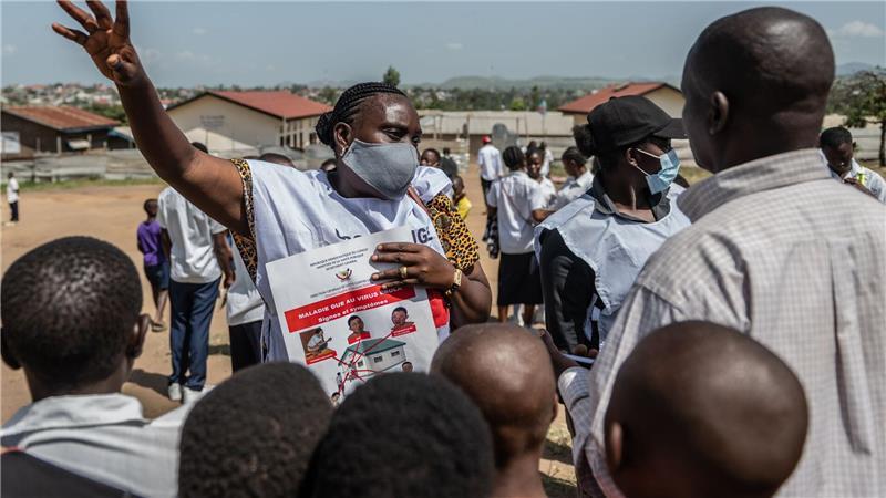 Angst, Verdrängung und Tradition erschweren Ebola-Bekämpfung Mitarbeiter des Roten Kreuzes betreiben Aufklärung über Ebola und den Schutz vor einer Ansteckung. (Archivbild)