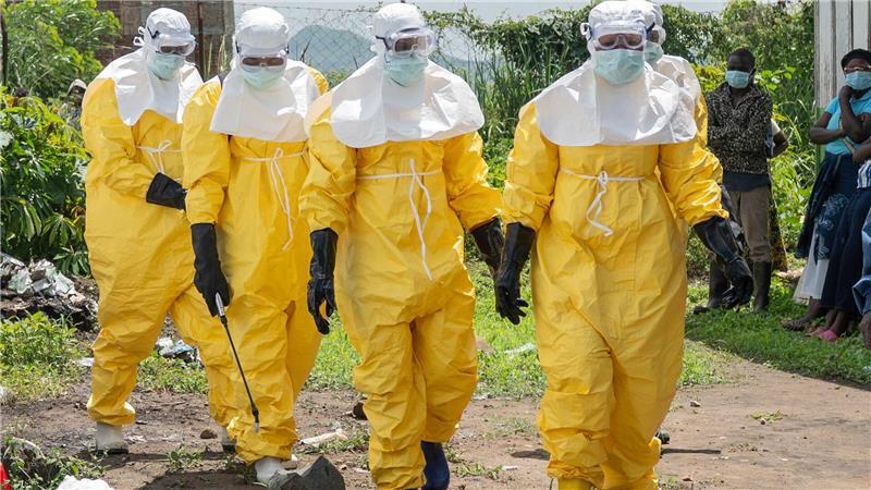 Wie fern ist ein Impfstoff gegen den aktuellen Ebola-Typ? Mitarbeiter des Roten Kreuzes in Schutzanzügen in einem Gesundheitszentrum in Rwampara, Kongo.