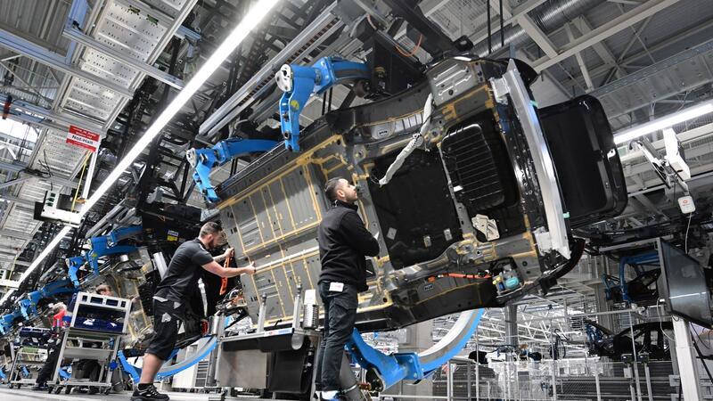 Mitarbeiter des Stuttgarter Autoherstellers Mercedes-Benz in Sindelfingen.