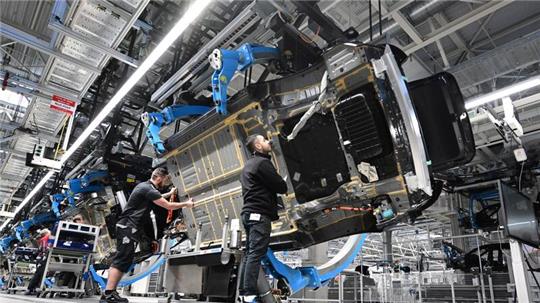 Mitarbeiter des Stuttgarter Autoherstellers Mercedes-Benz in Sindelfingen.