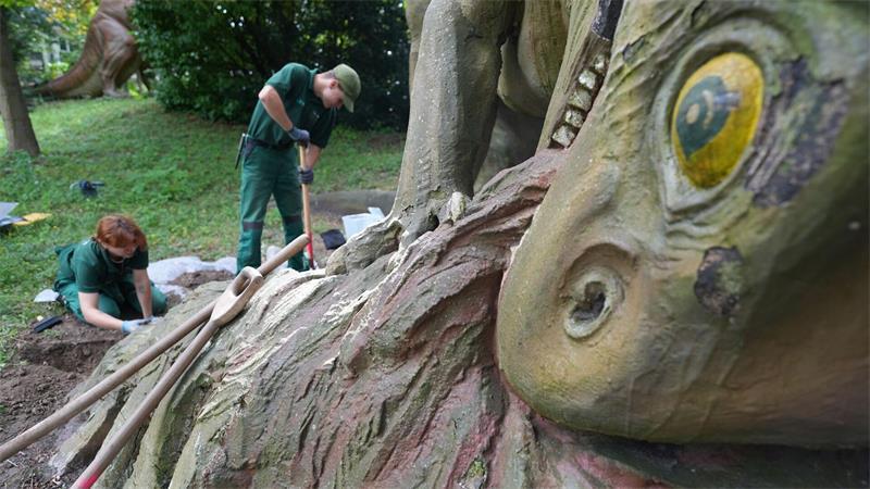 Mitarbeiter des Tierparks legen das Fundament frei.