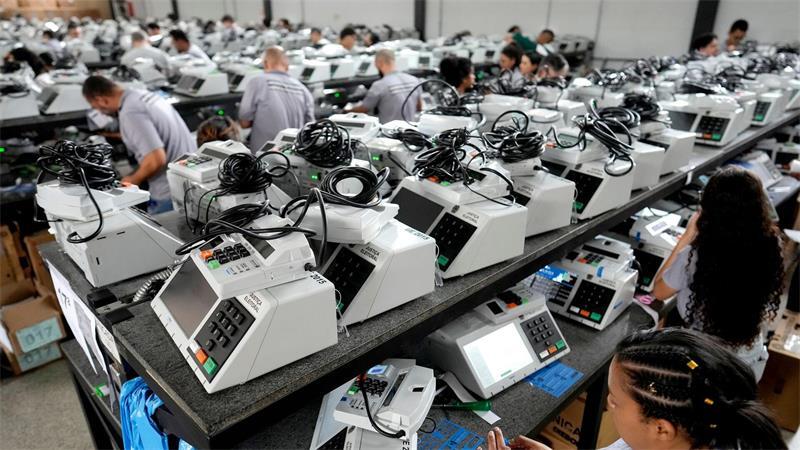 Mitarbeiter des Wahlgerichts testen und bereiten elektronische Wahlgeräte im Vorfeld der brasilianischen Präsidentschaftswahlen im Oktober vor.