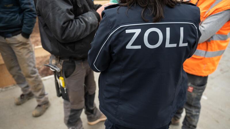 Anteil der Schattenwirtschaft in Deutschland geht nach oben Mitarbeiter des Zolls führen in Erfurt eine Schwerpunkt-Kontrolle zur Schwarzarbeit in einem Baugewerbe durch.