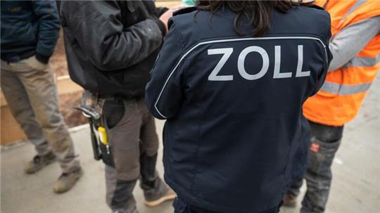 Mitarbeiter des Zolls führen in Erfurt eine Schwerpunkt-Kontrolle zur Schwarzarbeit in einem Baugewerbe durch.