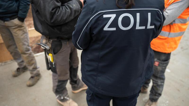 Immer mehr Schwarzarbeit: Diese Branchen hat der Zoll im Visier Mitarbeiter des Zolls kontrollieren hier Bauarbeiter, ob sie als Schwarzarbeiter unterwegs sind.