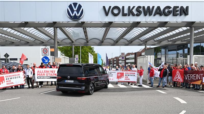 Mitarbeiter empfangen VW-Chef Blume in Zwickau. (Archivbild)