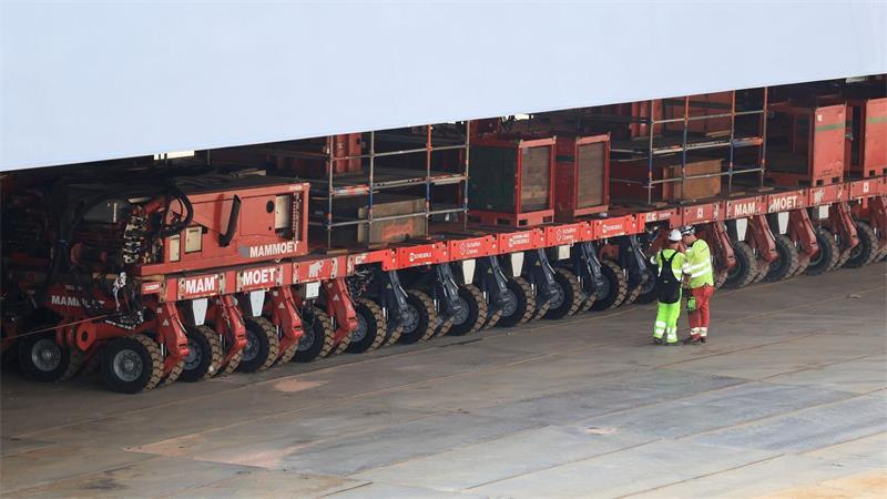 Mitarbeiter kontrollieren die Räder der Transportmodule.