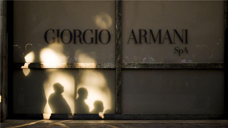 Bilder des Tages Mitarbeiter nehmen Abschied von der verstorbenen Modeikone Giorgio Armani.
