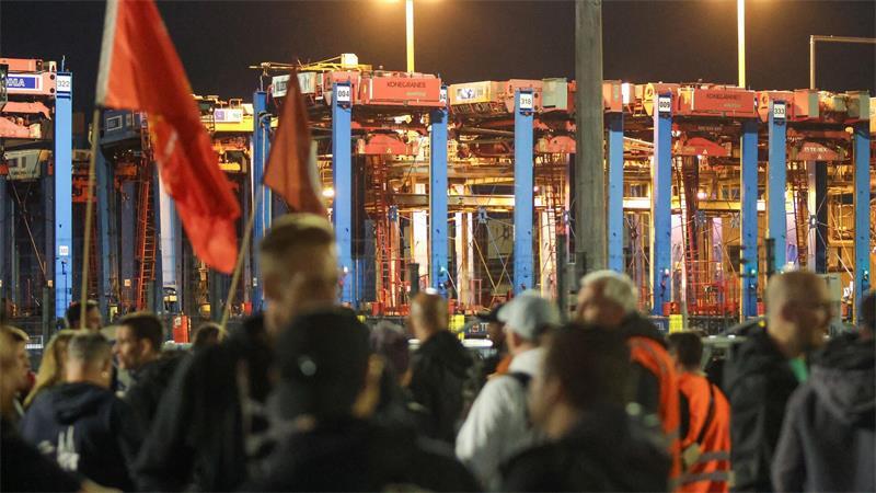 Mitarbeiter stehen im Rahmen eines Warnstreiks am Containerterminal Burchardkai (CTB) im Hamburger Hafen.
