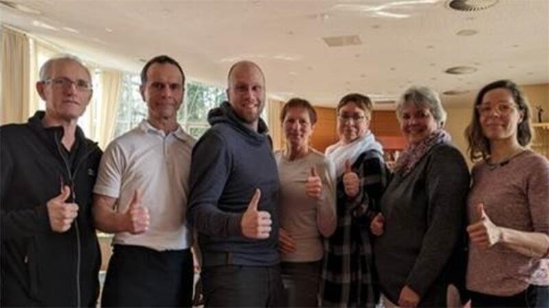 Mitarbeiter und Mitarbeiterinnen der Seniorenresidenz Wohnstift Buxtehude zeigten sich schon nach der Involvenz optimistisch: Mit diesem Bild wurde die beantragte Insolvenz bekanntgegeben.