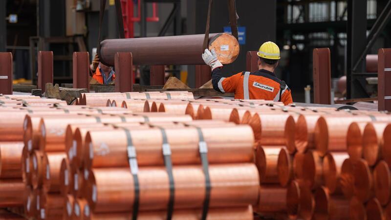 Wartungsstillstand drückt Aurubis-Ertrag Mitarbeiter verladen Kupferbarren bei Aurubis in Hamburg. (Archivbild)