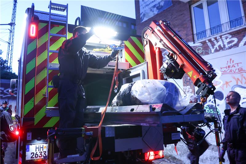 Fliegerbombe in Hamburger Sternschanze: Entschärfung gelingt beim zweiten Versuch Mitarbeiter vom Kampfmittelräumdienst verladen eine entschärfte Bombe in ein Spezialfahrzeug. Foto: Bodo Marks/Bodo Marks/dpa