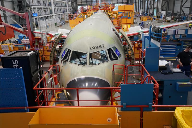 Mitarbeiter von Airbus arbeiten in einer Montagehalle für den A321 im Airbus-Werk in Hamburg-Finkenwerder. Foto: Marcus Brandt/dpa