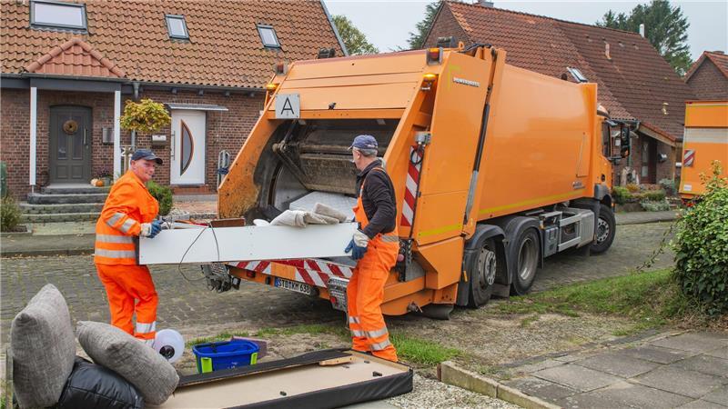 Nach der Übernahme: So geht es bei Karl Meyer in Wischhafen weiter Mitarbeiter von Karl Meyer sammeln Spermüll ein. Sie werden dies sicher bis Ende 2027 weitermachen. Dann wird der Auftrag neu vergeben.