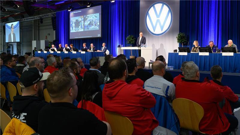 Mitarbeiter von Volkswagen Sachsen bei einer Feierstunde zum 35. Jubiläum des Unternehmens in Zwickau. 