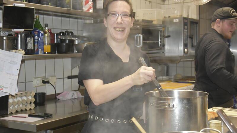 Mitarbeiterin Eveline Weber bereitet die Hochzeitssuppe im Hotel „Altes Land" zu.