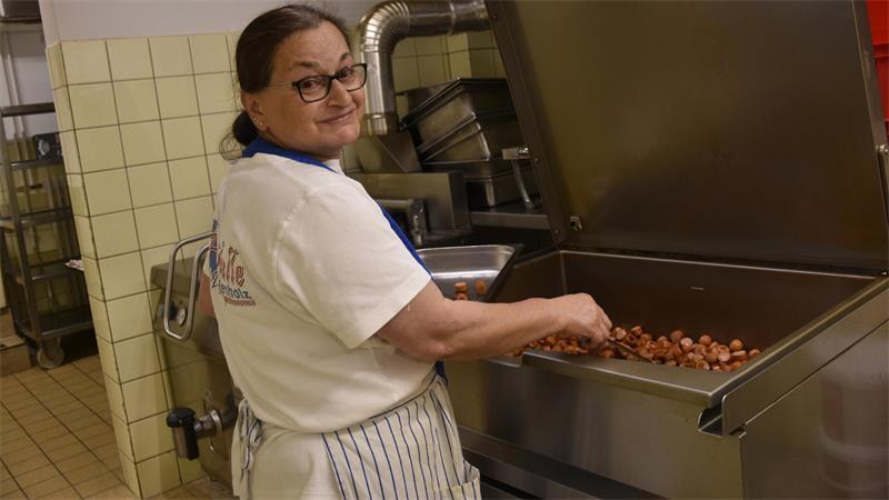 Mitarbeiterin Hatice Madem kümmert sich um die Currywurst, die nicht fehlen darf auf dem Büfett.