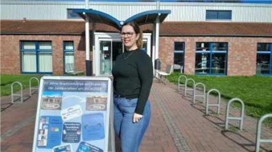 Mitarbeiterin Laura Milsmann freut sich auf die Geburtstagsfeier.