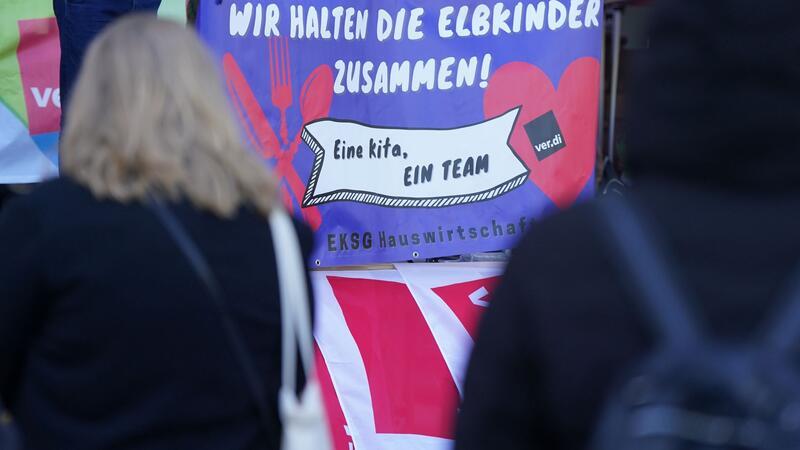 Tarifstreit beim Servicepersonal der Elbkinder Kitas beendet Mitarbeiterinnen und Mitarbeiter der Elbkinder Kita Hamburg Service Gesellschaft gGmbH (EKSG) nehmen an einer Streikkundgebung vor dem Besenbinderhof teil.