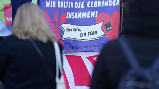 Mitarbeiterinnen und Mitarbeiter der Elbkinder Kita Hamburg Service Gesellschaft gGmbH (EKSG) nehmen an einer Streikkundgebung vor dem Besenbinderhof teil.
