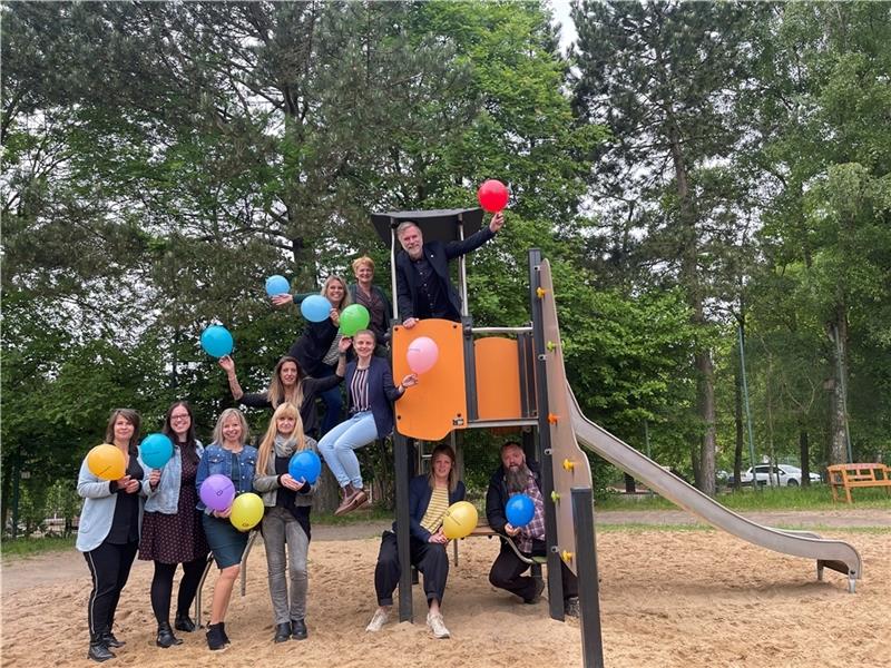 Mitarbeiterinnen und Mitarbeiter der Lebenshilfe Stade um Geschäftsführer Niko Lampio (oben) feiern 60 Jahre integrative Arbeit. Foto: Lebenshilfe