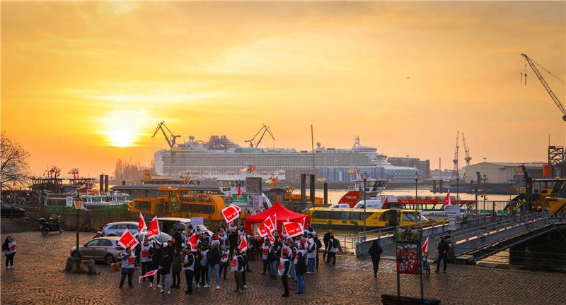 Warnstreik: Fähren in Hamburg stehen still Mitarbeiterinnen und Mitarbeiter des Fährlinienbetreibers Hadag und Verdi-Mitglieder stehen bei einem Warnstreik vor der Betriebsanlage am St. Pauli Fischmarkt. Mehrere hundert Mitarbeiterinnen und Mitarbeiter des öffentlichen Dienstes haben am Donnerstag in Hamburg für einige Stunden die Arbeit niedergelegt. Foto: Christian Charisius/dpa