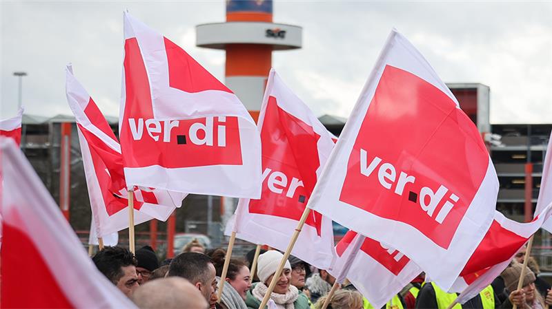 Warnstreik und Co.: Das bringt die Mitgliedschaft in einer Gewerkschaft Mitarbeiterinnen und Mitarbeiter verschiedener Firmen am Airport Hamburg kommen auf einem Parkdeck am Flughafen zu einer Verdi-Kundgebung während ihres Warnstreiks zusammen. Foto: Christian Charisius/dpa