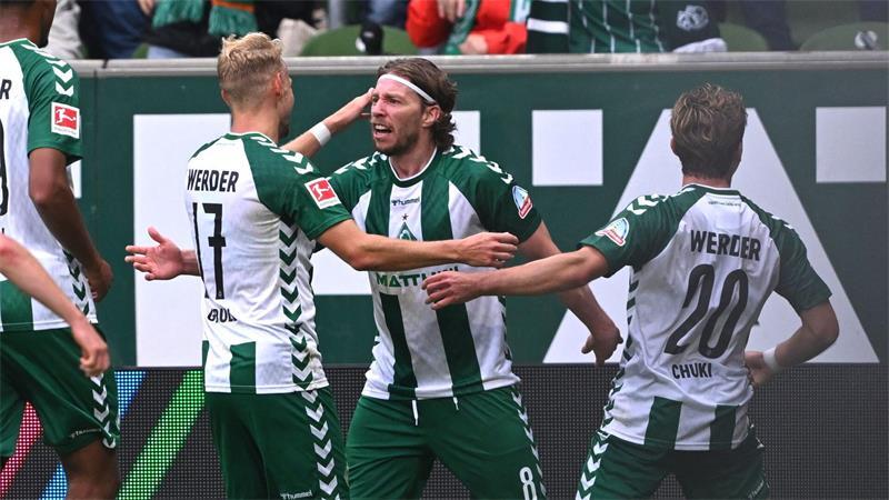 Mitchell Weiser von Werder Bremen (M) jubelt nach seinem Tor zum 3:2 gegen den FC Augsburg.
