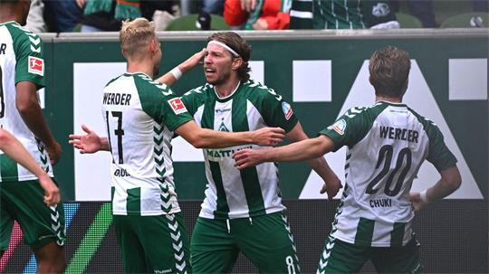 Mitchell Weiser von Werder Bremen (M) jubelt nach seinem Tor zum 3:2 gegen den FC Augsburg.