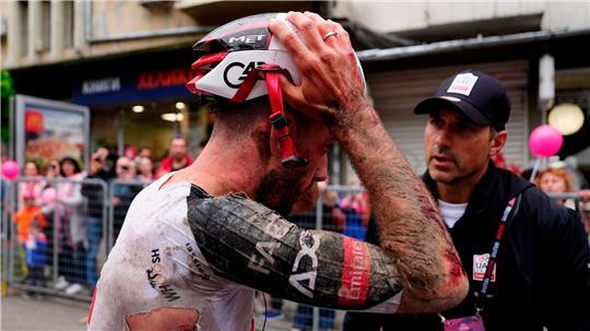 Mitfavorit Adam Yates stürzte beim Giro d’Italia schwer.
