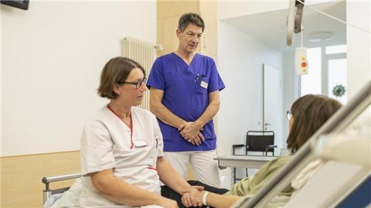 Mitfühlende Gespräche und achtsame Gesten stehen bei Dr. med. Christoph Schaudt und Christine Akermann im Mittelpunkt ihrer Arbeit.