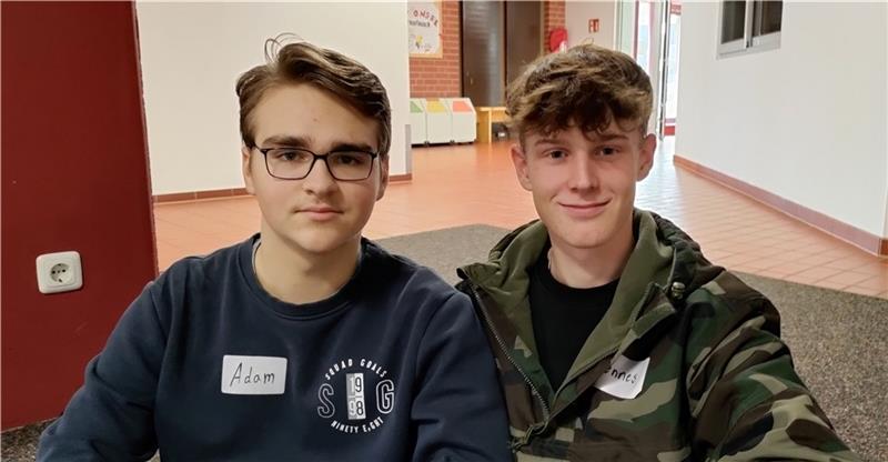 Warum sich Schüler ehrenamtlich engagieren sollen Mitglied bei der Feuerwehr: Adam Neumann und Hennes Kurzinsky. Foto: Lohmann