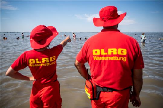 Mitglieder der DLRG (Deutsche Lebens-Rettungs-Gesellschaft) stehen am Strand von Dangast. Die DLRG veröffentlicht am 17.03.2022 die Zahlen zu Todesfällen durch Ertrinken in Deutschland im Jahr 2021. Foto: Sina Schuldt/dpa