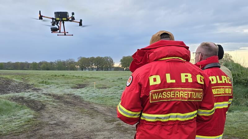 Arian (6) in Bremervörde vermisst – Großsuche mit Hunderten Einsatzkräften Mitglieder der DLRG Horneburg-Altes Land unterstützten bei der Suche mit der Drohne.