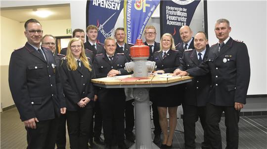Mitglieder der Freiwilligen Feuerwehr Apensen mit Ortsbrandmeister Torsten Plumbohm (links).