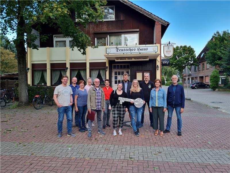 Mitglieder der Genossenschaft bei der symbolischen Schlüsselübergabe : Sie freuen sich auf den Start der Umbauarbeiten. Foto: Beneke