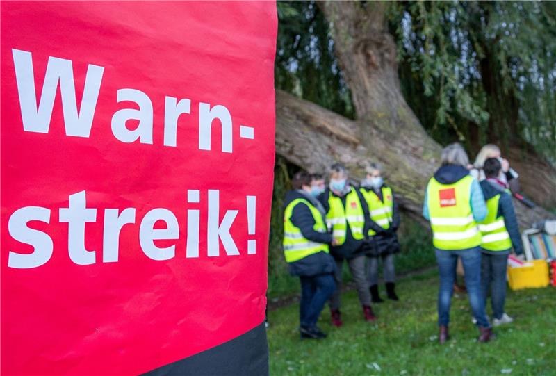 Mitglieder der Gewerkschaft Verdi treffen sich zu einem Warnstreik. Verdi hat nach der ergebnislosen zweiten Tarifrunde für die Beschäftigten im öffentlichen Dienst der Länder am Dienstag auch in Hamburg für die kommenden Wochen zahlreiche Warnstreiks angekündigt. Foto: Jens Büttner/dpa-Zentralbild/dpa