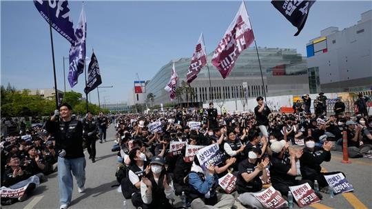 Mitglieder der Gewerkschaft von Samsung Electronics demonstrieren im April vor dem Computerchip-Komplex des Unternehmens im südkoreanischen Pyeongtaek für höhere Prämien.