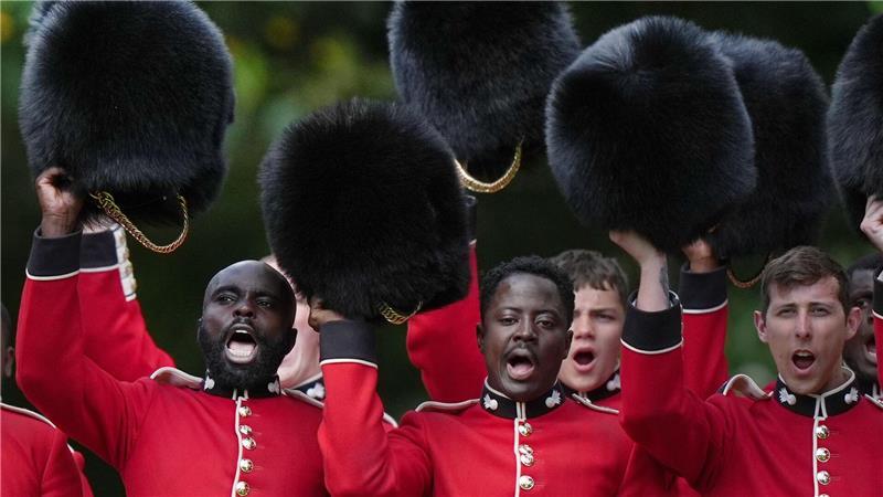 Mitglieder der Grenadier Guards applaudieren König Karl III. während der Übergabe der neuen Regimentsfahnen im Buckingham Palace in London.