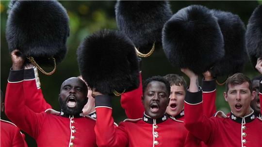 Mitglieder der Grenadier Guards applaudieren König Karl III. während der Übergabe der neuen Regimentsfahnen im Buckingham Palace in London.