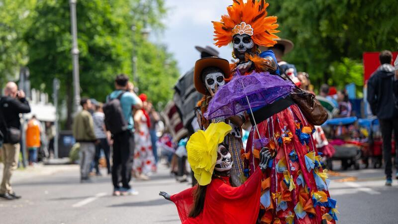 Karneval der Kulturen in Berlin Mitglieder der Gruppe „Kalibani“ bveim Karneval der Kulturen.