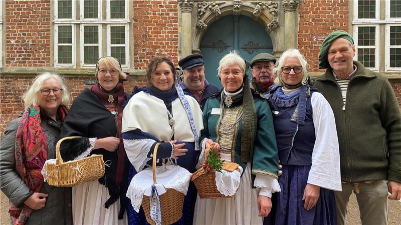 Mitglieder der Interessengemeinschaft der Stader Gästeführerinnen und -führer um den Vorsitzenden Dr. Egbert Höft (rechts) gaben mit ihren Schnuppertouren am Wochenende spannende Einblicke zu meist übersehenen Kleinoden in der Altstadt.